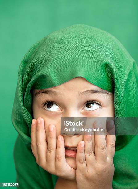 Chica Musulmana Foto de stock y más banco de imágenes de Foto de cabeza - Foto de cabeza, Islam, Fondo con color