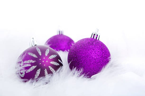 bolas para árvore de natal em uma superfície feathery, imagem super exposta - high key brightly lit studio shot horizontal imagens e fotografias de stock