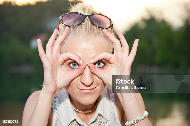 Menina Fazendo Uma Cara Engraçadas - Fotografias de stock e mais imagens de 16-17 Anos - 16-17 Anos, 18-19 Anos, Adolescente