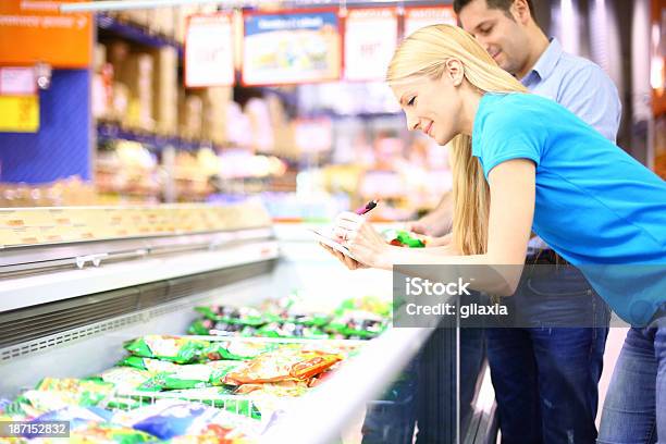 Пара Покупать Замороженные Продукты — стоковые фотографии и другие картинки Замороженные продукты - Замороженные продукты, Овощ, Супермаркет