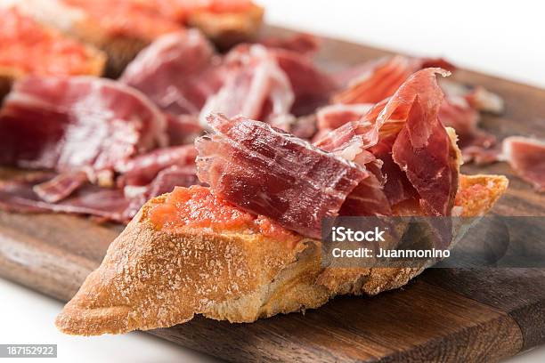 Curados Jamón Serrano Y Canapés Foto de stock y más banco de imágenes de Tapas - Tapas, Jamón, España