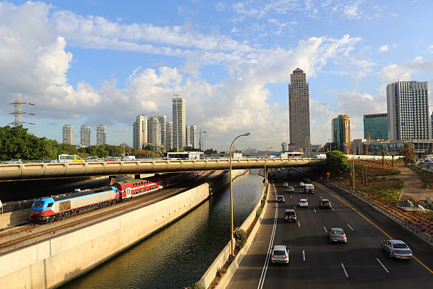 traffico il mattino presto - ayalon freeway foto e immagini stock