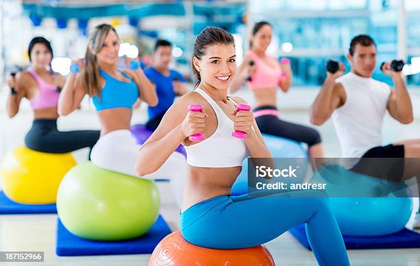 Amigos Fazendo Pilates - Fotografias de stock e mais imagens de Adulto - Adulto, Aeróbica, Amizade