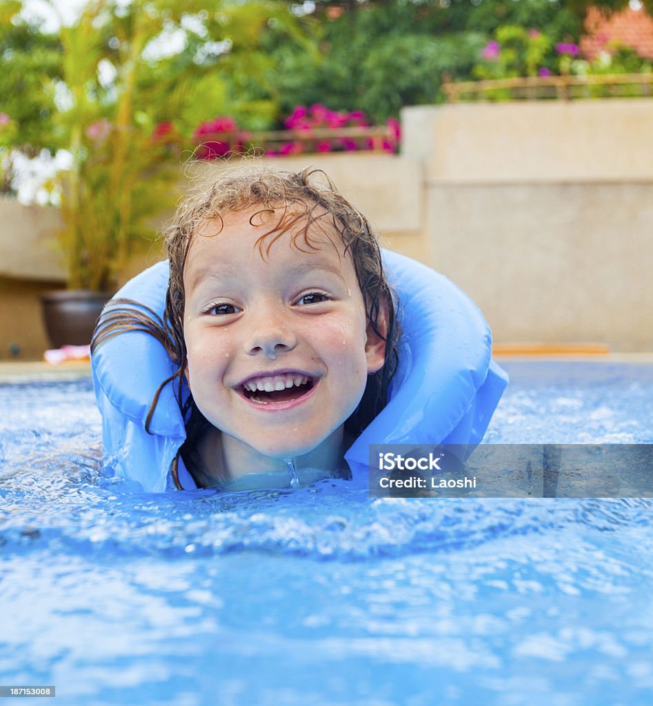 Jeune fille souriante dans la piscine - Photo de 4-5 ans libre de droits