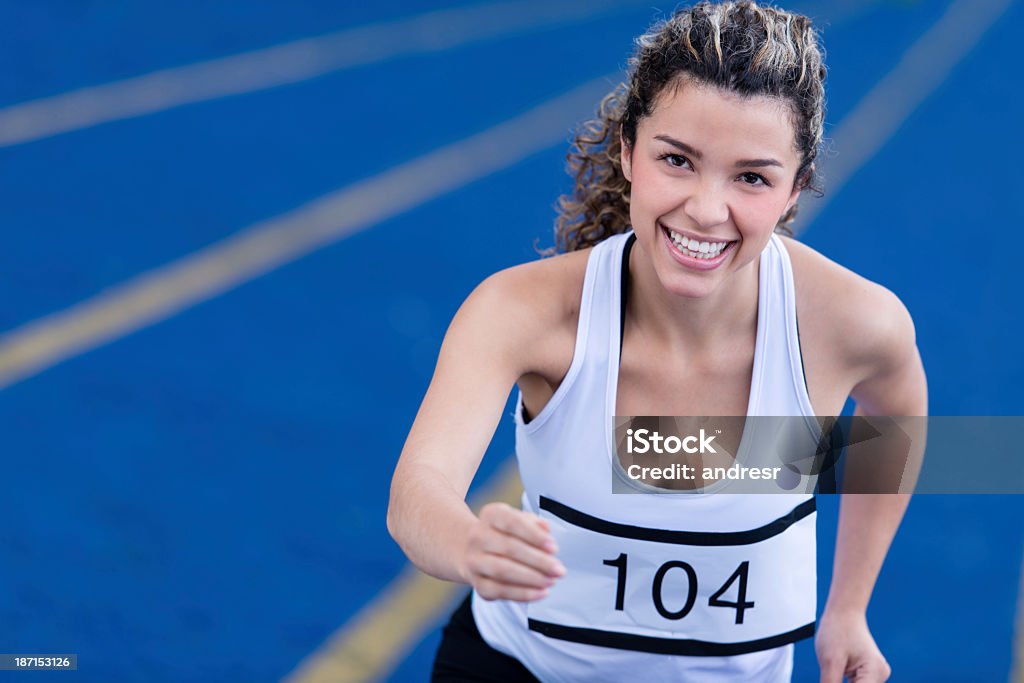 Mujer en la pista de atletismo - Foto de stock de 100 metros libre de derechos