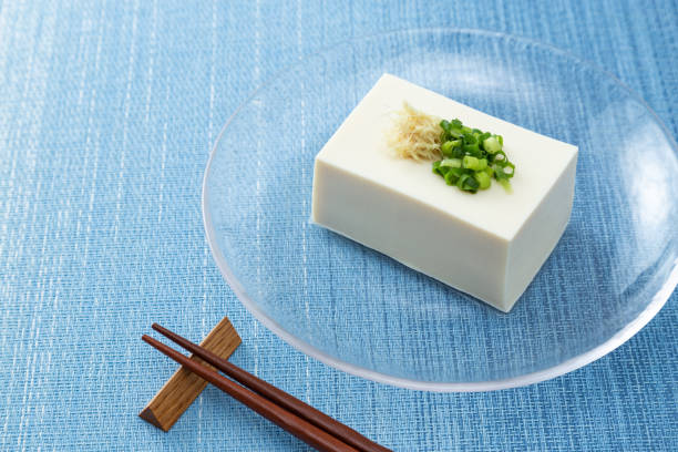 тофу на синем фоне. - asian cuisine blue japanese culture still life стоковые фото и изображения