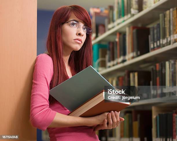 Student Myśli W Bibliotece - zdjęcia stockowe i więcej obrazów Adolescencja - Adolescencja, Biblioteka, Biblioteka publiczna