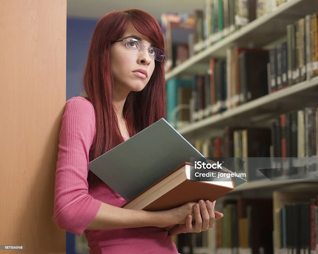 Estudante pensar na biblioteca - Foto de stock de Achar royalty-free