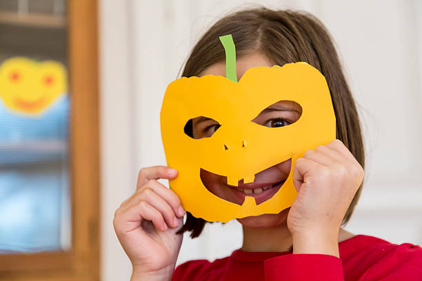 mädchen mit selbstgemachten maske - halloween masken basteln stock-fotos und bilder