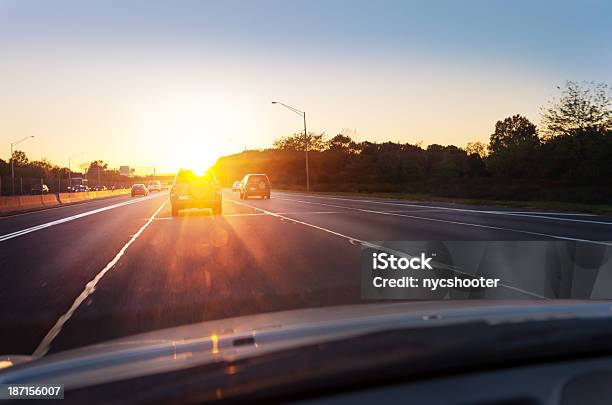 Conducción Sunglare Foto de stock y más banco de imágenes de Resplandor del objetivo - Resplandor del objetivo, Conducir, Coche