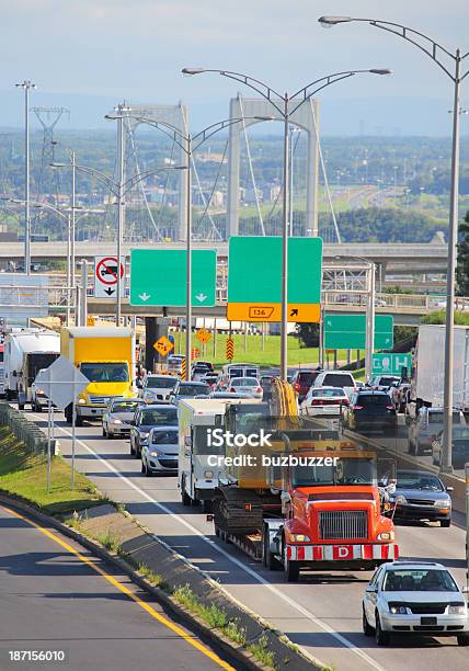 Der Straßenverkehr Auf Moderne Highway Stockfoto und mehr Bilder von Feststecken - Feststecken, Schweres Nutzfahrzeug, Stau