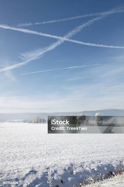 Winterlandschaft Mit Überkreuzten Vapour Trails In Den Blauen Himmel Stockfoto und mehr Bilder von Aviation And Environment Summit