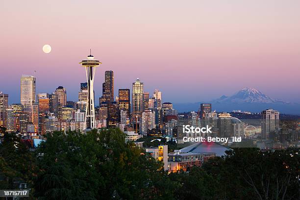 Horizonte De Seattle Foto de stock y más banco de imágenes de Seattle - Seattle, Aguja espacial, Panorama urbano