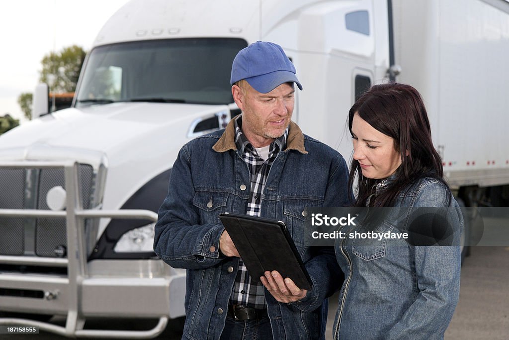 Motorista de Caminhão casal e computador - Foto de stock de Motorista de Caminhão royalty-free