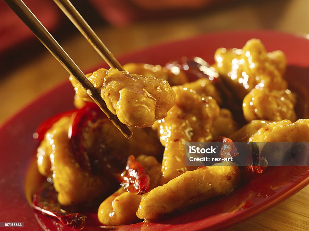 Comendo comida chinesa de frango do general tso com palitos. - Foto de stock de Agarrar royalty-free