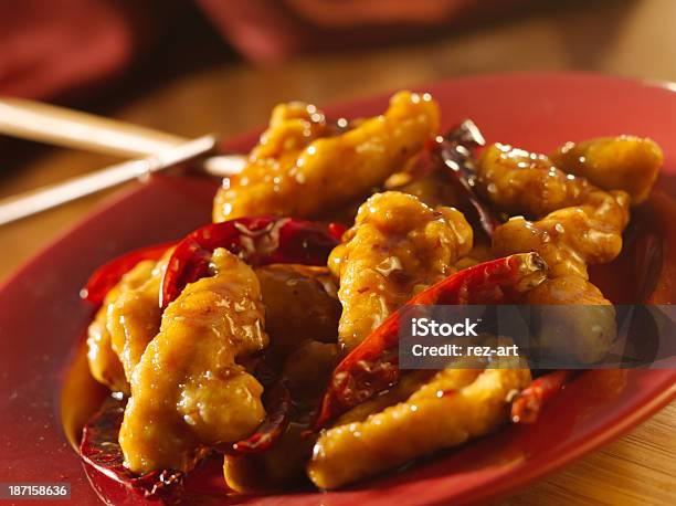 Chińskie Jedzenieeating Ogólne Tsos Kurczak Z Pałeczki - zdjęcia stockowe i więcej obrazów Bez ludzi