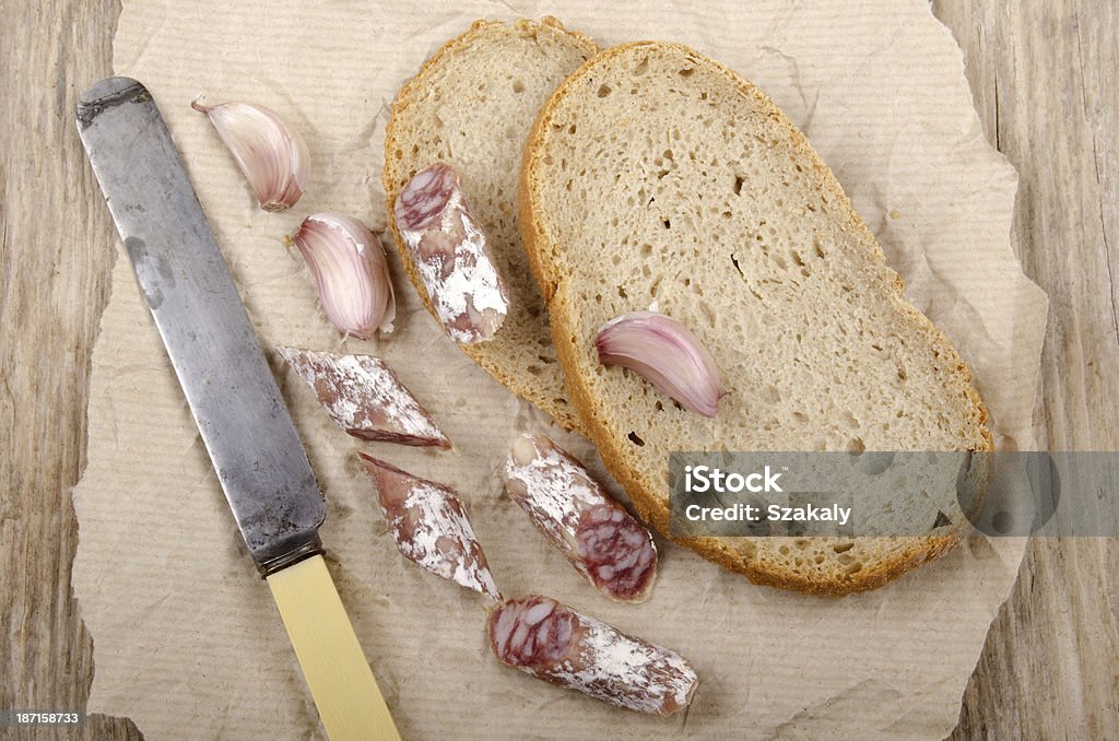 Завтрак с салями и хлеб - Стоковые фото Без людей роялти-фри