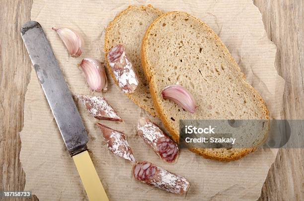 Завтрак С Салями И Хлеб — стоковые фотографии и другие картинки Без людей - Без людей, Бумага, Горизонтальный