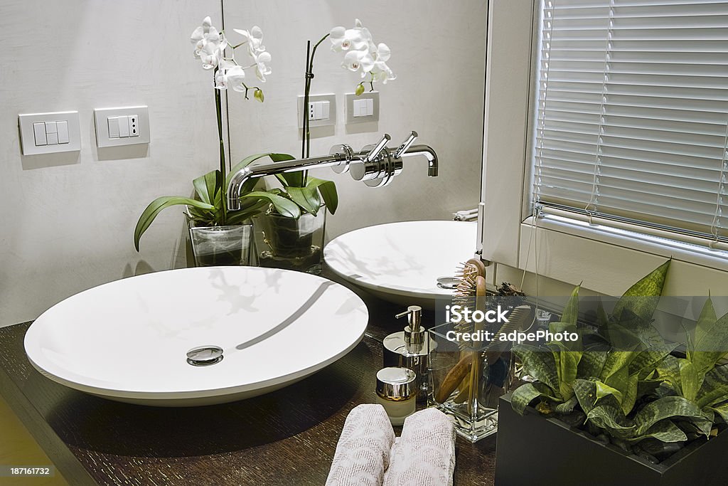 Современная ванная комната - Стоковые фото Домашняя ванная роялти-фри