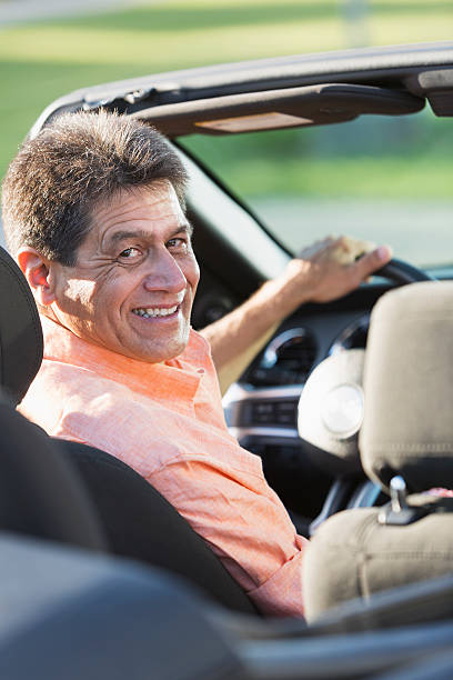 hispanique homme au volant convertible - sc0631 photos et images de collection