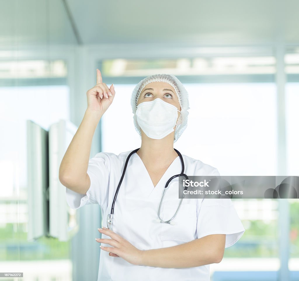 Хирург Жестикулировать Смотреть вверх - Стоковые фото Больница роялти-фри