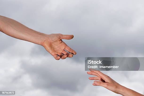 Kobieta I Mężczyzna Ręce Dociera Do Pomocy Miejsce Na Tekst - zdjęcia stockowe i więcej obrazów Burza