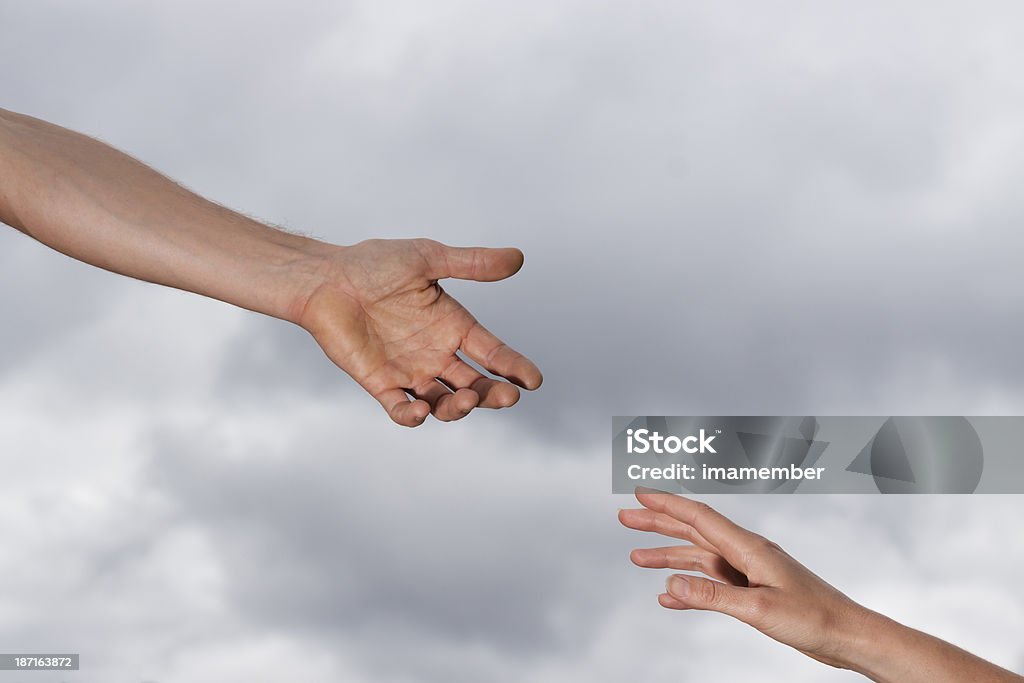 Macho e fêmea mãos chegando para ajudar, espaço para texto - Foto de stock de Acidentes e desastres royalty-free