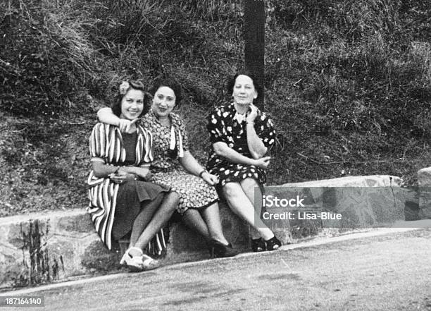 Женщины В 1930 — стоковые фотографии и другие картинки Женщины - Женщины, 1930, 1930-1939