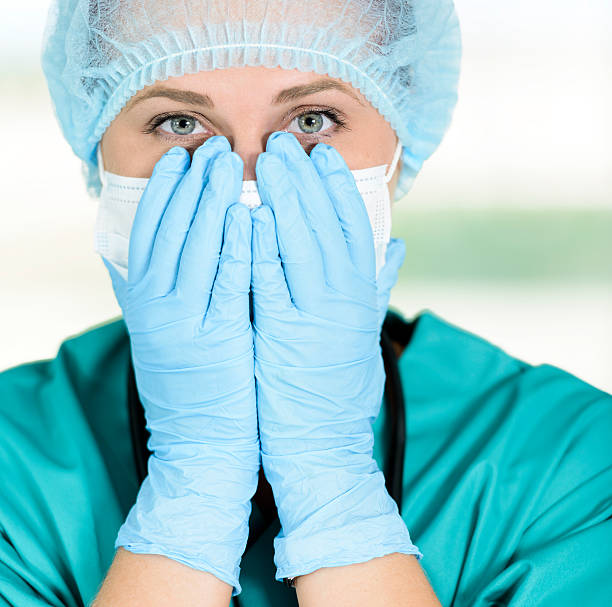 médico com as mãos no rosto - nurse hygiene emotional stress surgeon imagens e fotografias de stock