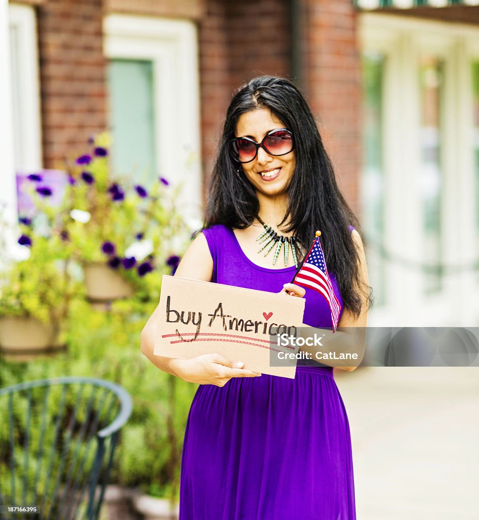 Jovem mulher indiana com compra de sinais norte-americana - Foto de stock de 20 Anos royalty-free