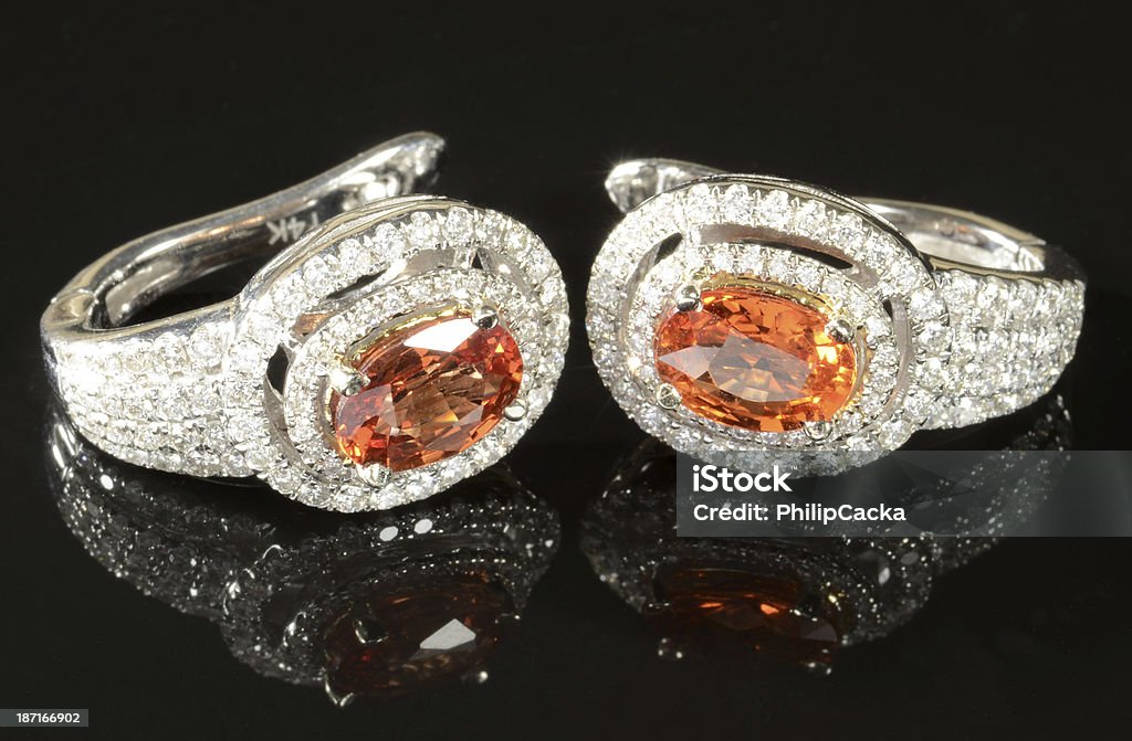 ペアオレンジ色のサファイアとダイヤモンドのイヤリング - イヤリングのロイヤリティフリーストックフォト