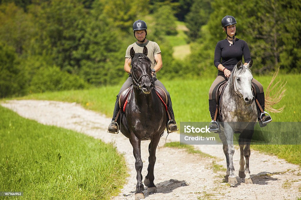 Paar mit Pferden Entspannung In der Natur - Lizenzfrei Abenteuer Stock-Foto