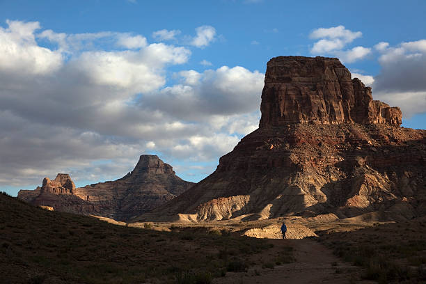 wanderer wandern sie durch massive san rafael swell landschaft, utah - san rafael swell stock-fotos und bilder