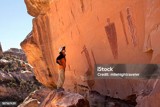 여자 Admires 글렌 협곡 Pictographs 코아윌라 고대의에 대한 스톡 사진 및 기타 이미지 - 고대의, 관광객, 글렌 협곡 국립 휴양지