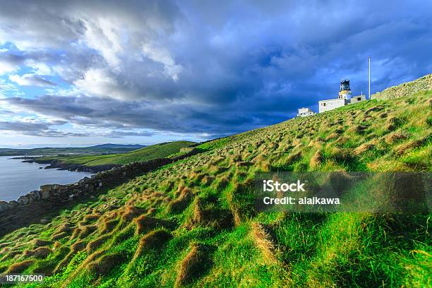 Antigo Farol De Ilha Isolada - Fotografias de stock e mais imagens de Ilha - Ilha, Ilhas de Shetland, Antigo