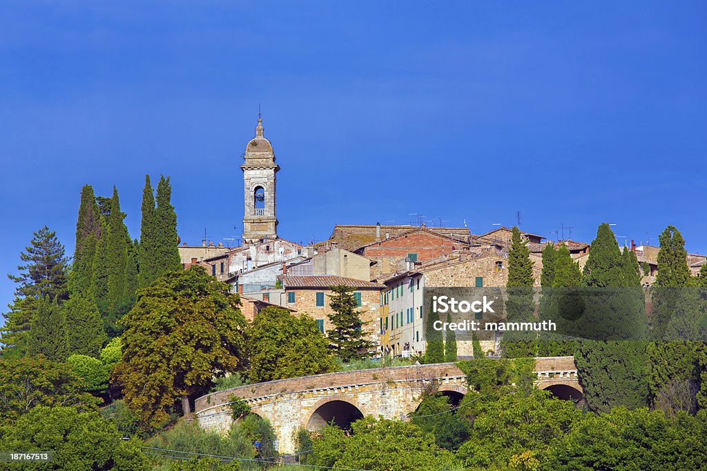 San Quirico d'Orcia, na Toscana, Itália - Foto de stock de Aldeia royalty-free