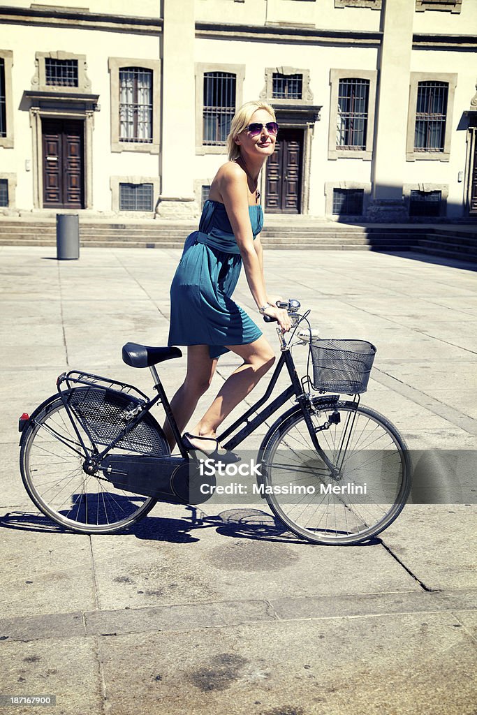 Kobieta Kolarstwo w Mediolanie - Zbiór zdjęć royalty-free (Jeździć na rowerze)