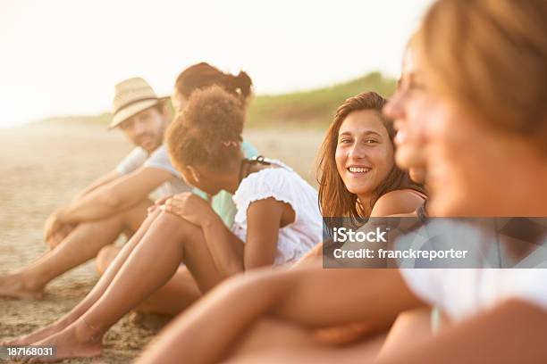 Freunde Genießen Sie Den Sonnenuntergang Am Strand Stockfoto und mehr Bilder von 20-24 Jahre - 20-24 Jahre, Abenddämmerung, Afrikanischer Abstammung