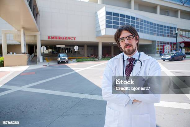 Photo libre de droit de Médecin banque d'images et plus d'images libres de droit de Adulte - Adulte, Bien-être, Blouse de laborantin