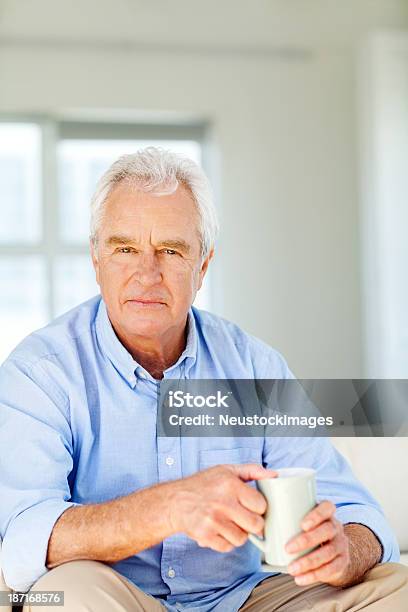 Uomo Anziano Tenendo Una Tazza Da Caffè A Casa - Fotografie stock e altre immagini di 60-64 anni - 60-64 anni, 60-69 anni, Abbigliamento casual