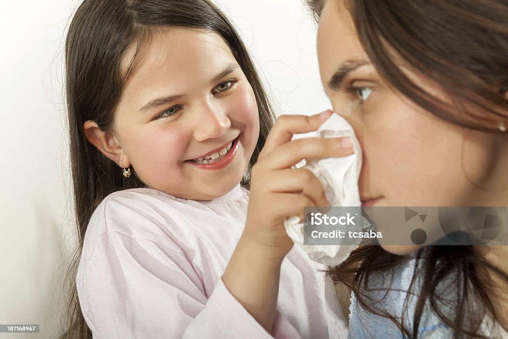 Mutter und Tochter mit einer Erkältung und Grippe - Lizenzfrei 30-34 Jahre Stock-Foto