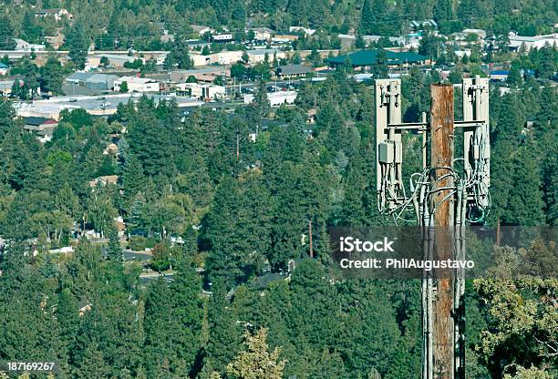 Célula Site Em Butte Acima De Cidade No Centro De Oregon - Fotografias de stock e mais imagens de Antena - Equipamento de Telecomunicações