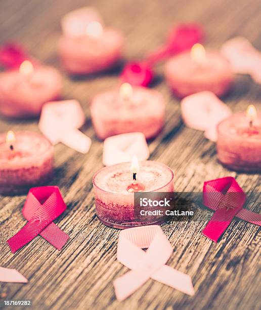 Photo libre de droit de Rubans De Sensibilisation Pour Le Cancer Du Sein Rose Et Bougies banque d'images et plus d'images libres de droit de Bougie