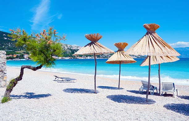 spiaggia sull'isola veglia in croazia - krk foto e immagini stock