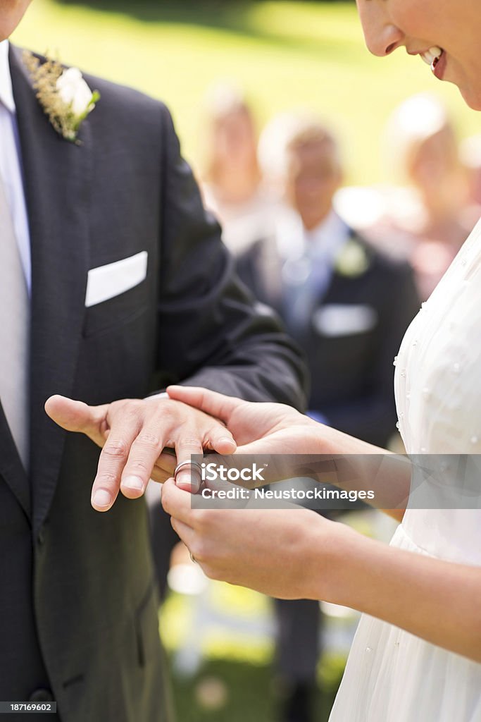 Noiva colocando o anel no dedo de Noivo na Cerimónia de Casamento - Royalty-free 20-29 Anos Foto de stock