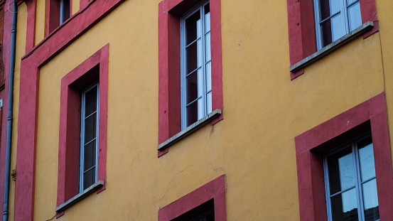 Vue rapprochée de façades d'immeubles, dans le centre-ville de Toulouse