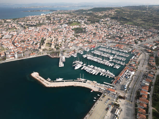 vue aérienne du centre-ville de cesme et de la marina de cesme. un point de repère touristique d’été à izmir en turquie. - travel locations sea mediterranean sea wind photos et images de collection