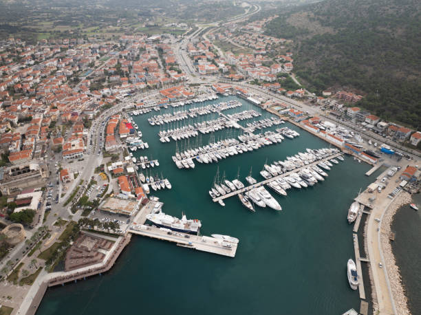 vue aérienne du centre-ville de cesme et de la marina de cesme. un point de repère touristique d’été à izmir en turquie. - travel locations sea mediterranean sea wind photos et images de collection