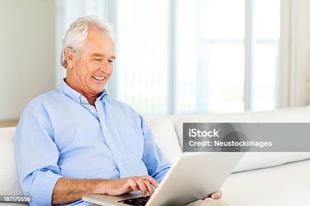 Alter Mann Mit Laptop Zu Hause Stockfoto und mehr Bilder von Laptop - Laptop, 60-64 Jahre, Männer