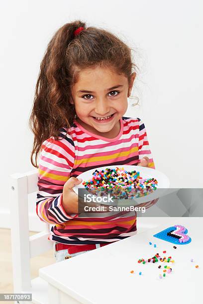 Foto de Jovem Garota Segurando Com Berloques Retrato e mais fotos de stock de Criança - Criança, 4-5 Anos, Autoconfiança